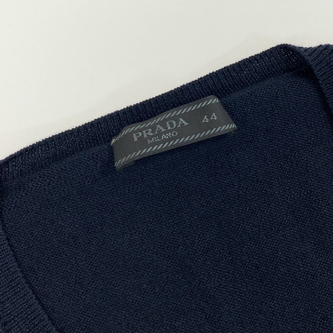 34k28⑧ 《極美品》 PRADA プラダ イタリア製 Vネック ニットセーター ウールニット ヴァージンウール ロングスリーブ 長袖 DNA386 507 44 ネイビー ウール100