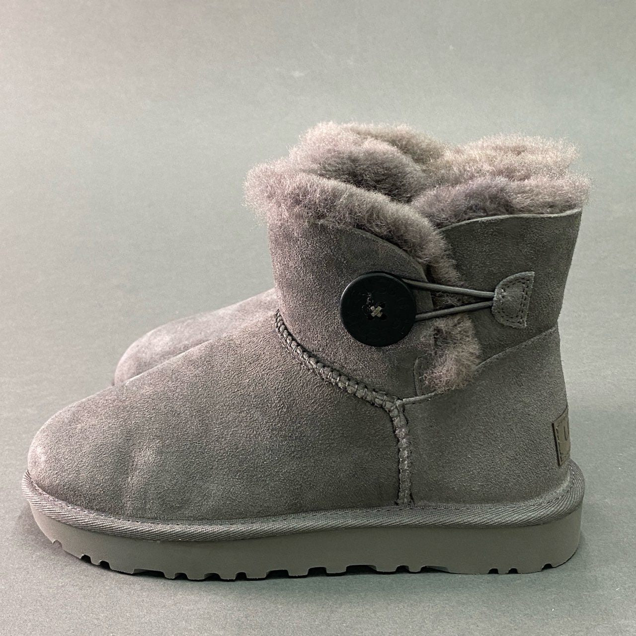 5g24 《未使用》 UGG アグ W MINI BAILEY BUTTON 2 ムートンブーツ 1016422 22cm グレー スエードレザー シューズ 箱付き_