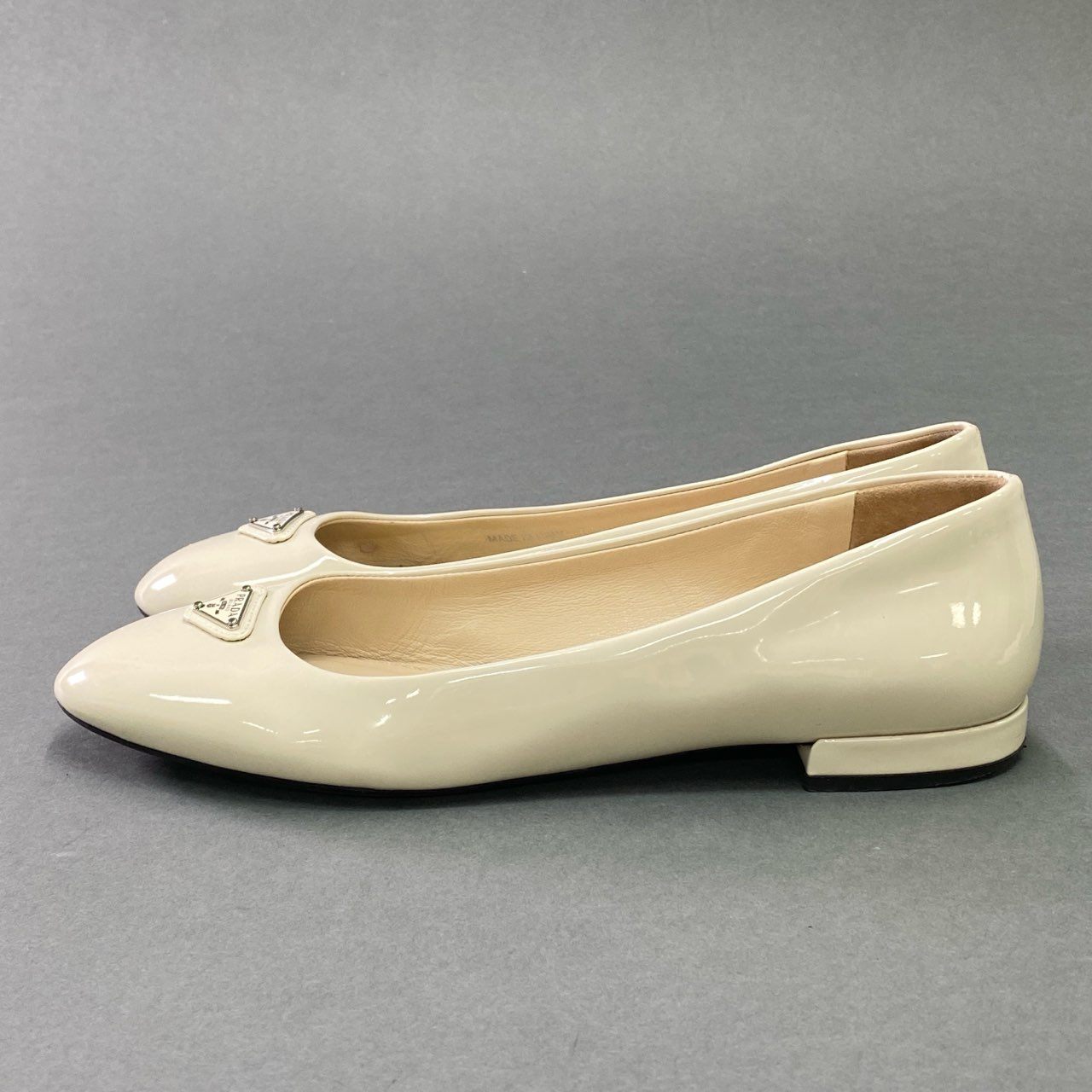 4c21 PRADA プラダ トライアングルロゴ エナメル フラットパンプス 37 1/2 ベージュ パテントレザー 三角ロゴ バレエシューズ イタリア製