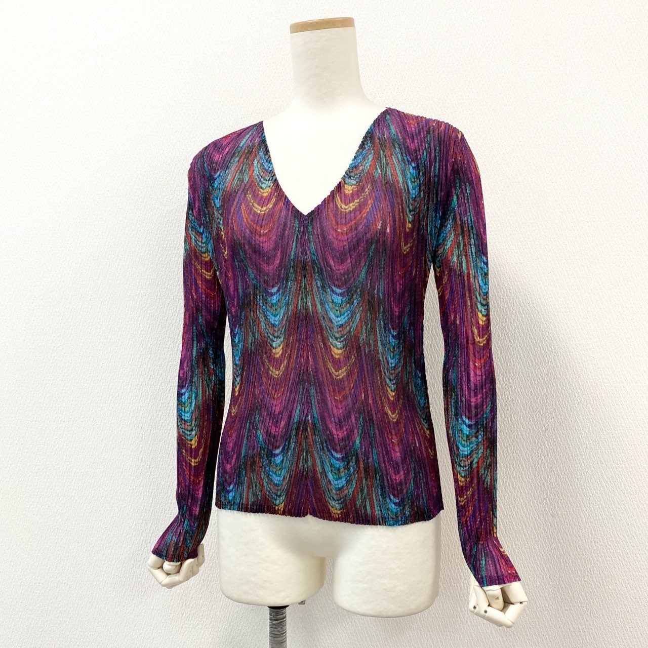 75f24 ISSEY MIYAKE FETE イッセイミヤケフェット 孔雀柄 ピーコック Vネック ロングスリーブ トップス カットソー 総柄プリント 日本製 IF44FJ756 02 パープル系 マルチカラー