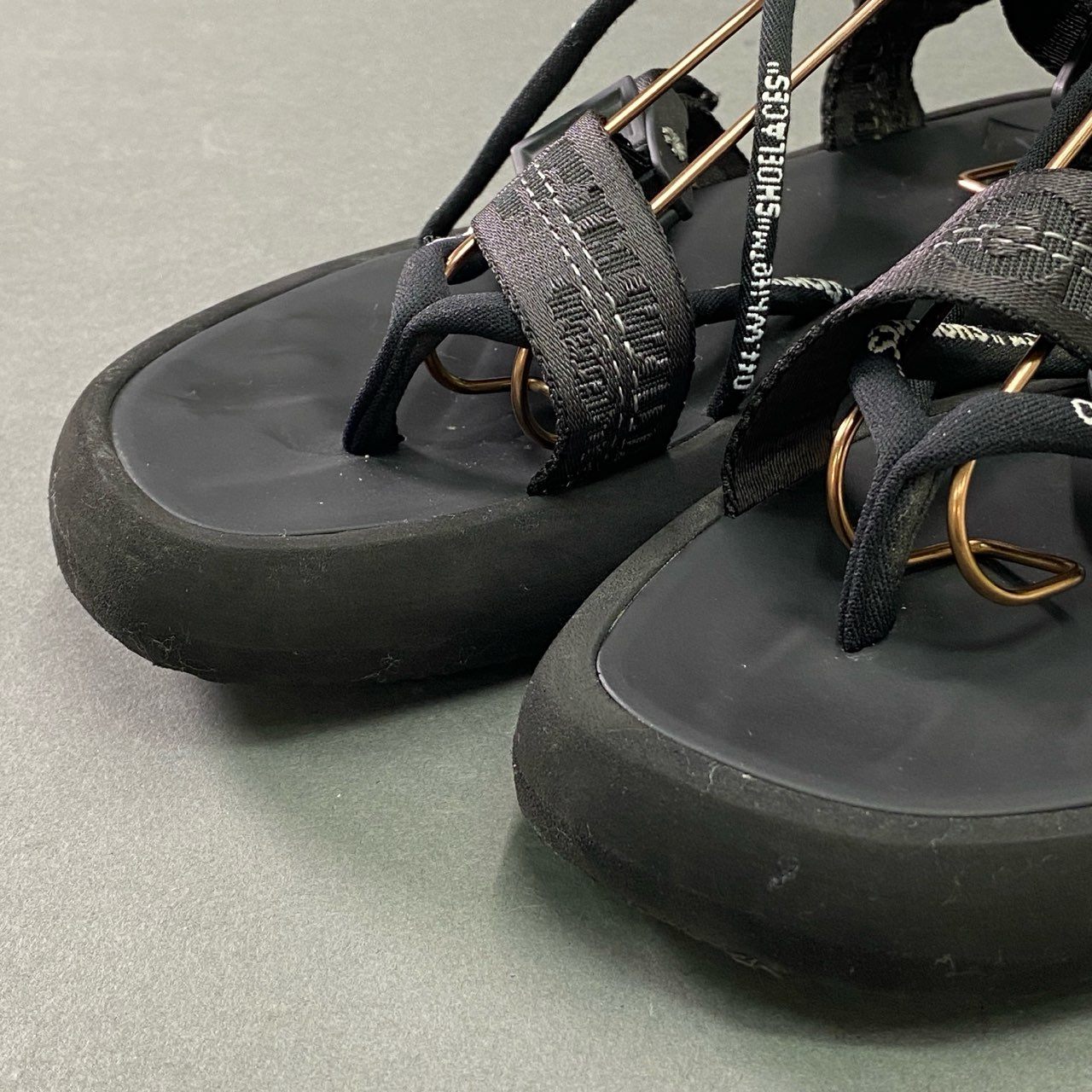 3c10 OFF-WHITE オフホワイト マルチストラップ トングサンダル 38 ブラック レースアップ シューズ 夏