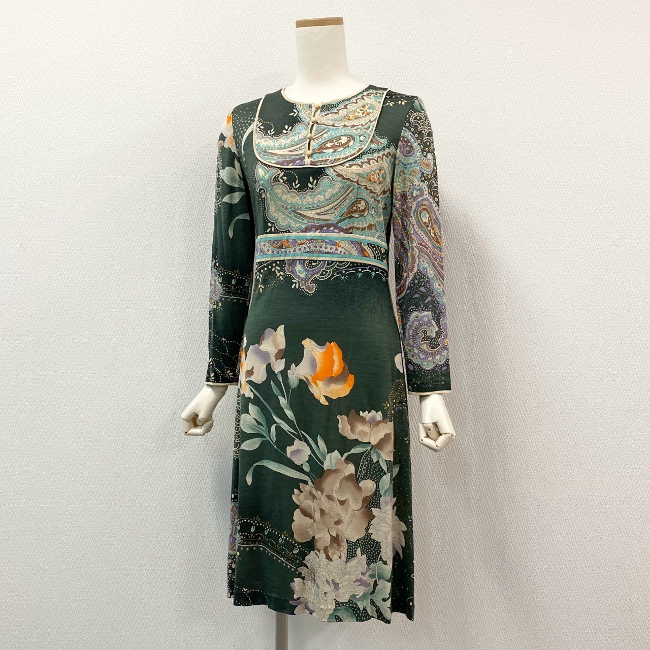 85i12 LEONARD レオナール 長袖ワンピース 総柄 薄手ワンピース 花柄 ペイズリー柄 シルク混紡 レディース 女性用 0340110 M グリーン系u02t