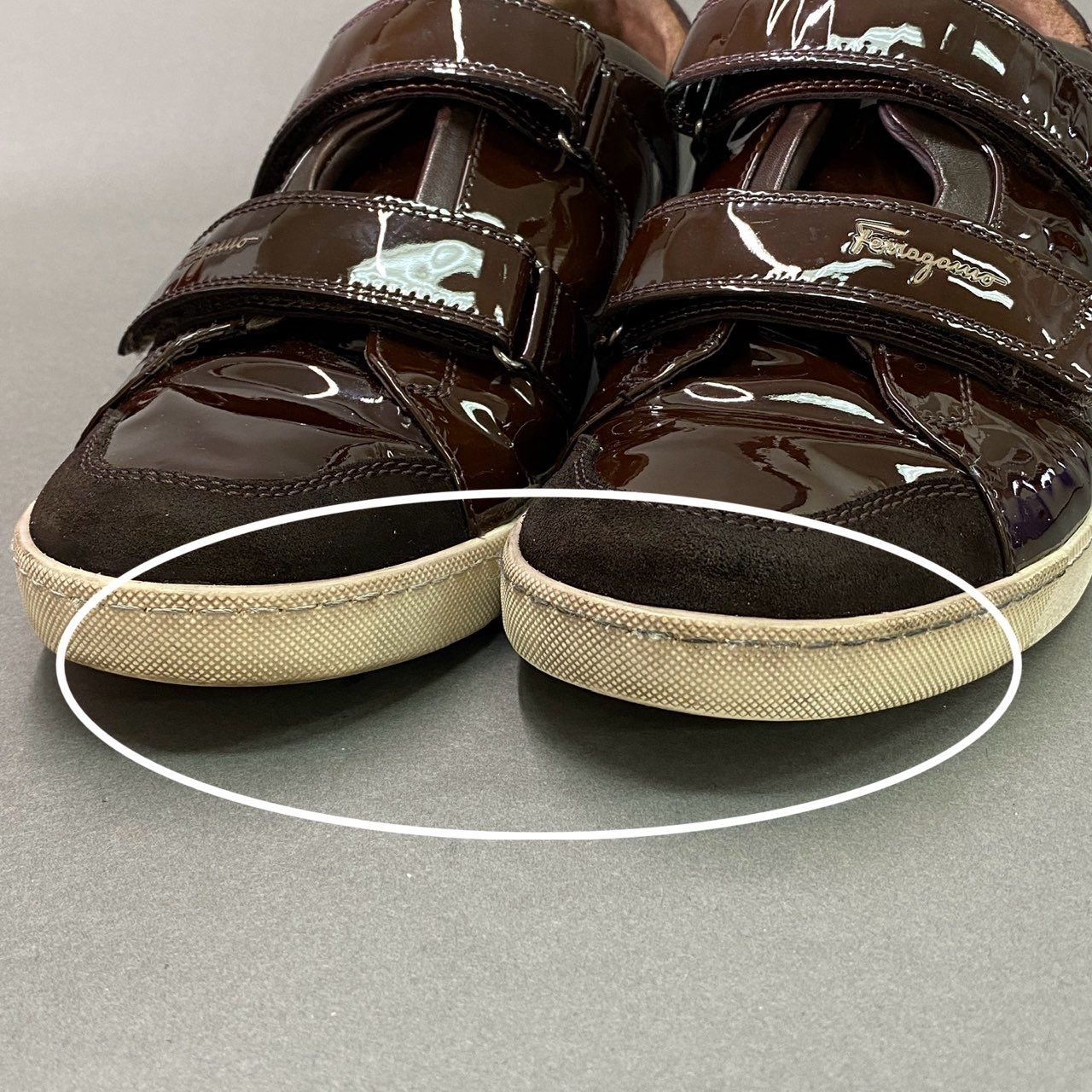4d22 Salvatore Ferragamo サルヴァトーレ フェラガモ エナメル ベルクロスニーカー 8 1/2 ブラウン パテントレザー シューズ 箱 保存袋付き