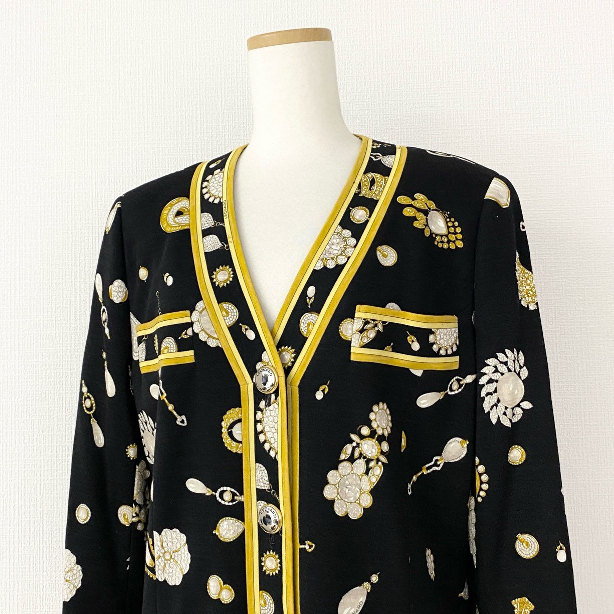 56d15 LEONARD FASHION レオナール ノーカラージャケット 総柄コート ショート丈 ブラック ウール100% レディース 日本製 L相当 婦人服 ジュエリープリント