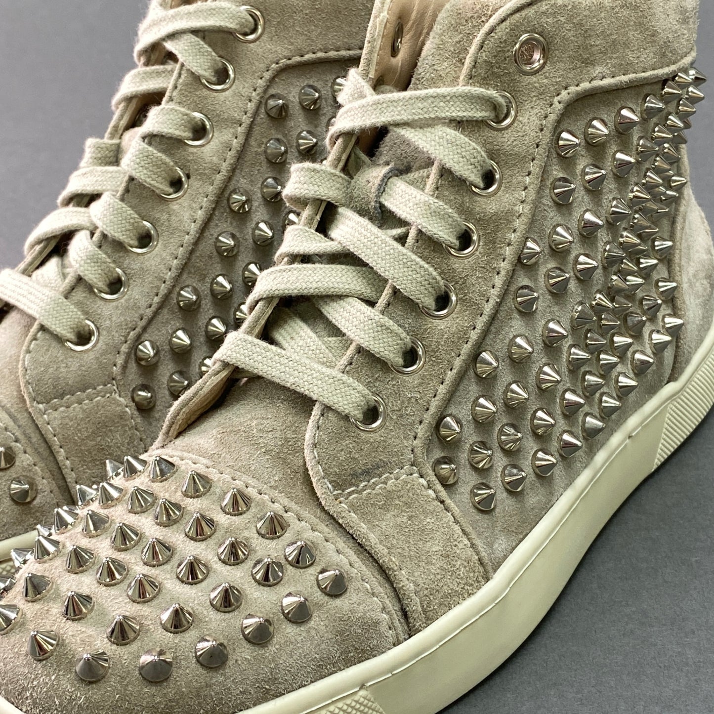 g29《極美品》 Christian Louboutin クリスチャンルブタン LOUIS WOMAN FLAT VEAU スタッズ スニーカー 36 ベージュ スエードレザー シューズ 箱有t18r