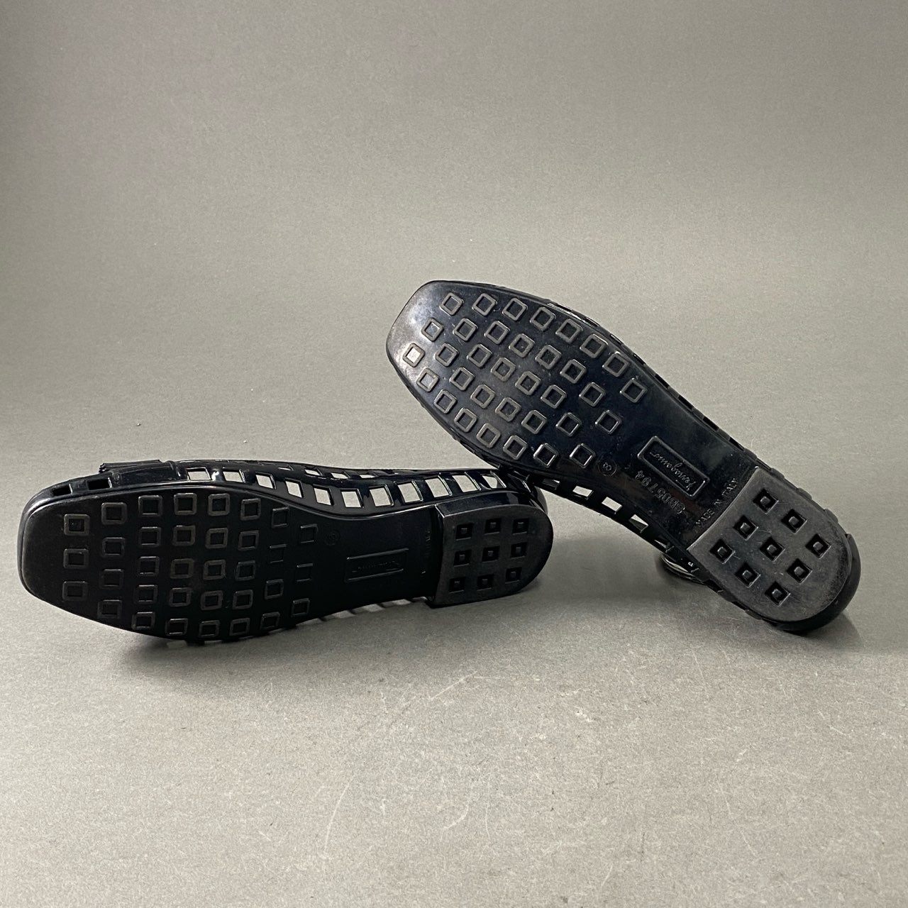 5f13 Salvatore Ferragamo サルヴァトーレフェラガモ ラバー素材 PVC ヴァラリボン サンダル フラットシューズ サイズ8 ブラック レディース