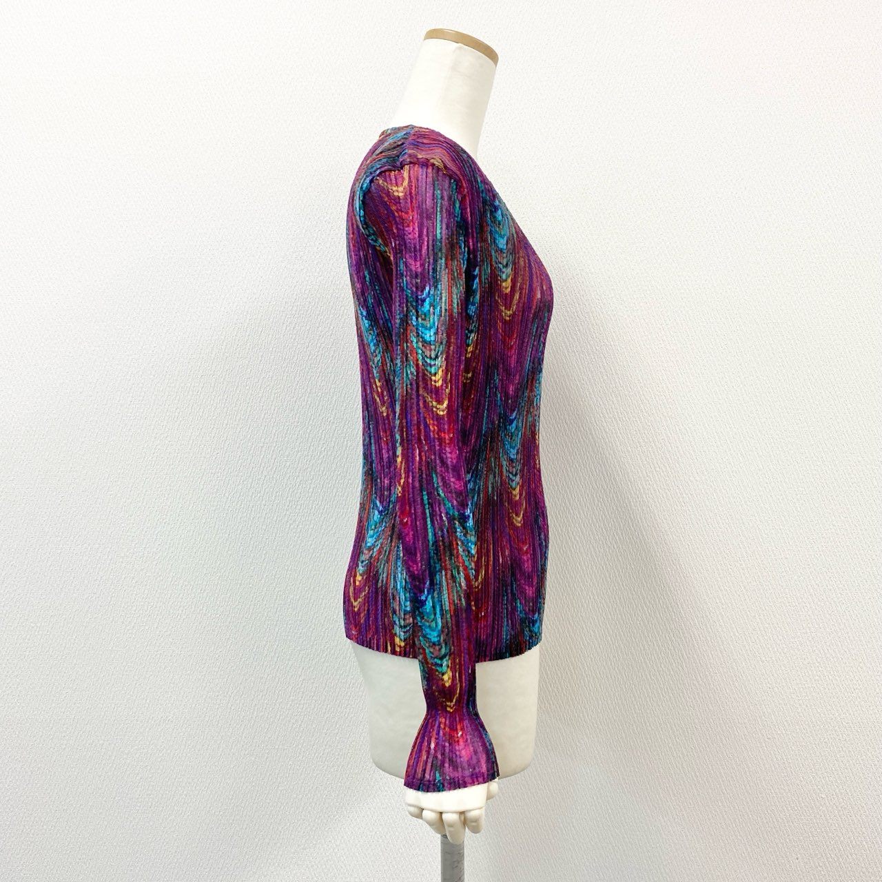 75f24 ISSEY MIYAKE FETE イッセイミヤケフェット 孔雀柄 ピーコック Vネック ロングスリーブ トップス カットソー 総柄プリント 日本製 IF44FJ756 02 パープル系 マルチカラー