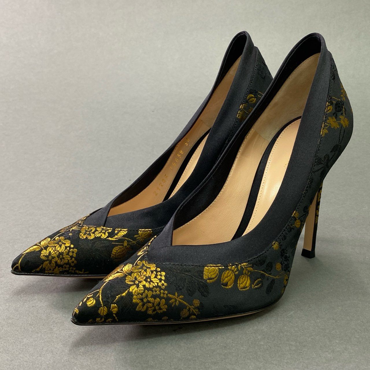 1b28 Gianvito Rossi ジャンヴィトロッシ 《美品》 ポインテッドトゥ ヒールパンプス Vカット 花柄刺繍 和柄 ハイヒール レディース 36 ブラック