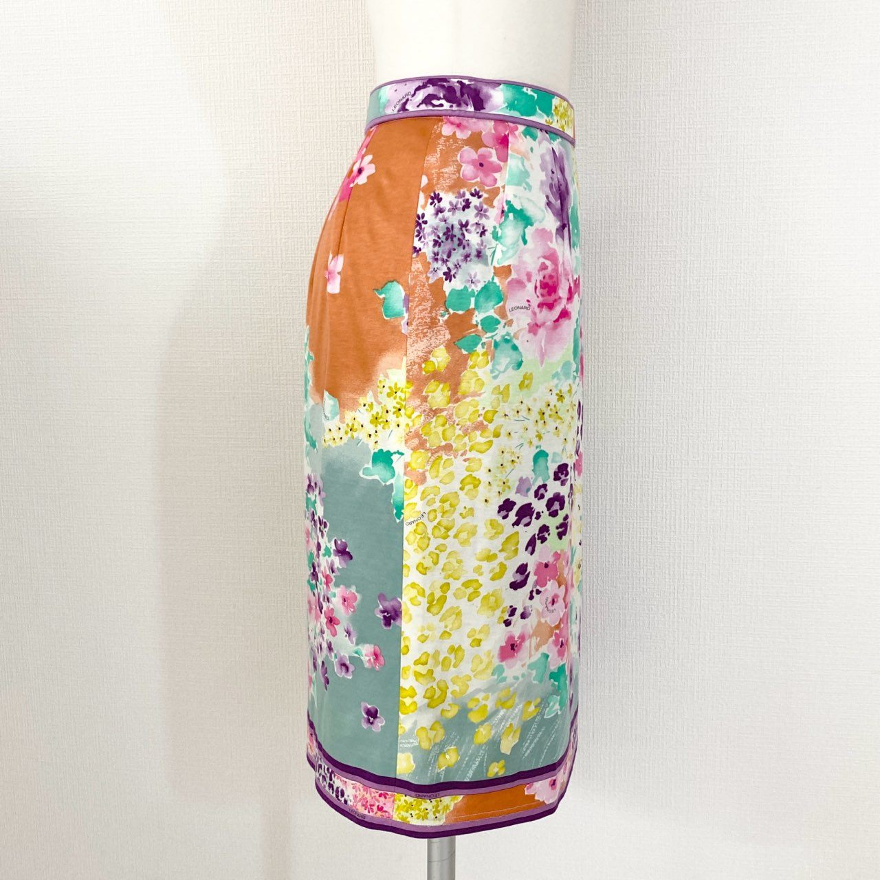 57e25 《美品》 LEONARD レオナール 美しい花柄プリント 花柄スカート 膝丈スカート タイトスカート サイズ76 マルチカラー コットン100% レディース 日本製