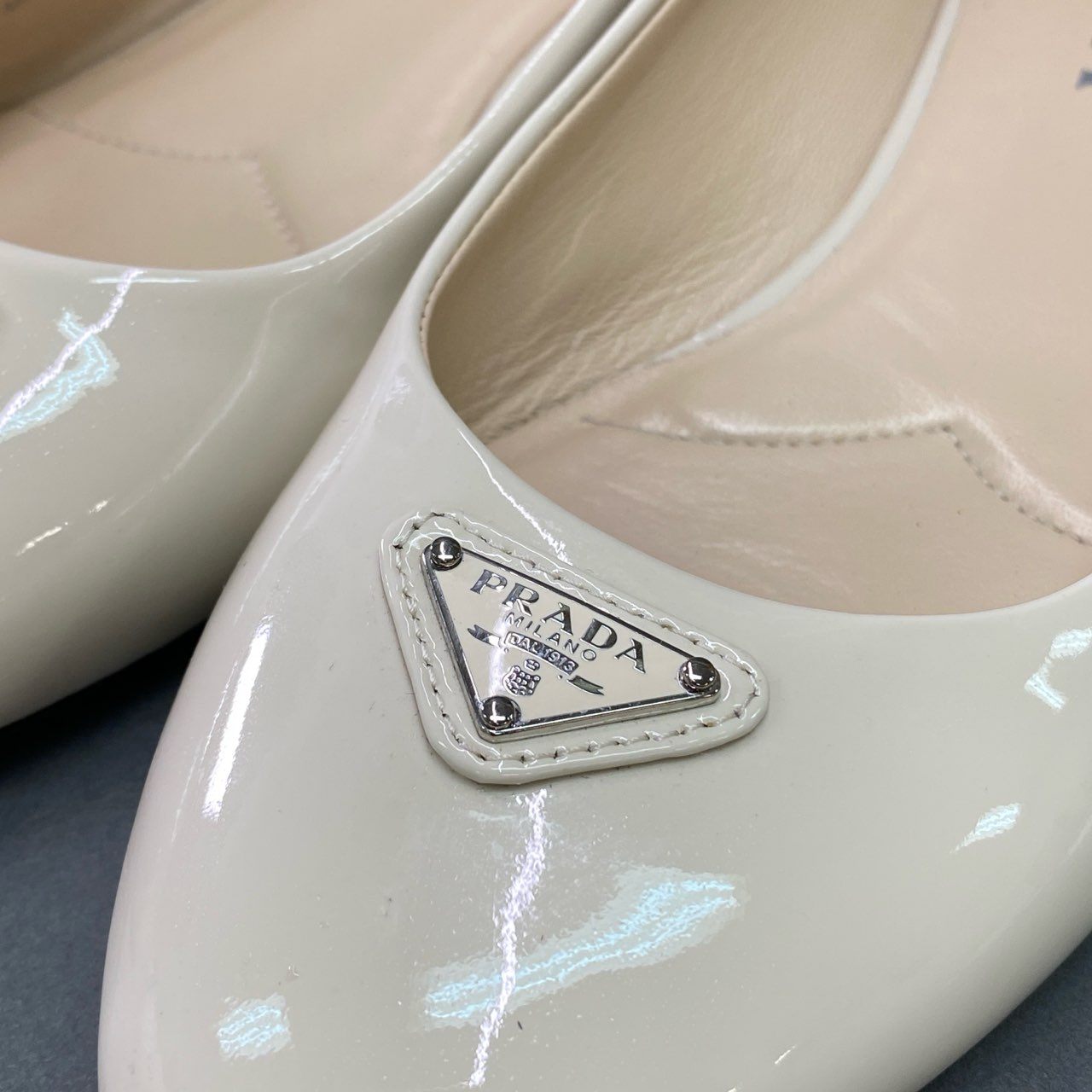 4c21 PRADA プラダ トライアングルロゴ エナメル フラットパンプス 37 1/2 ベージュ パテントレザー 三角ロゴ バレエシューズ イタリア製