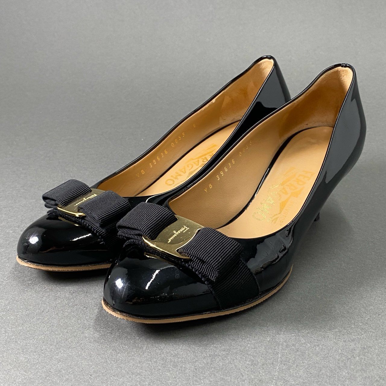 3f26 Salvatore Ferragamo サルヴァトーレフェラガモ ヴァラリボン レザーパンプス サイズ6D ブラック パテントレザー レディ-ス 女性用 靴