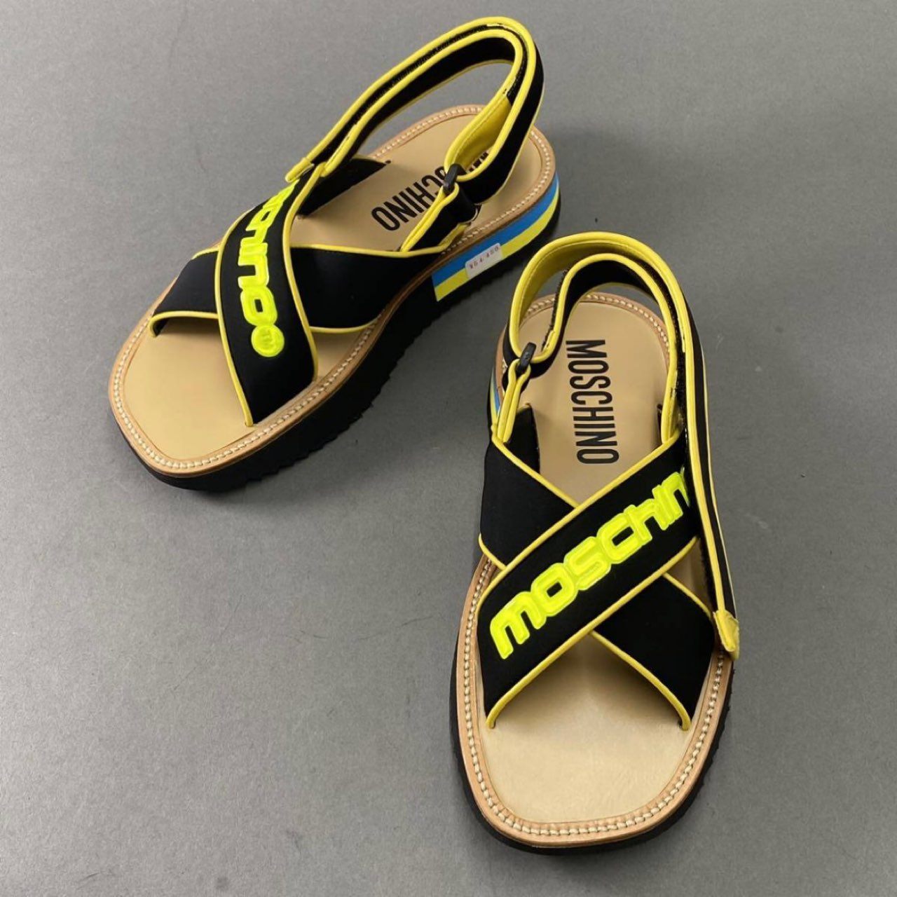 9f26 《新品》 MOSCHINO モスキーノ クリスクロスサンダル シャワーサンダル ロゴバンド シャークトゥースソール 43 ブラック イエロー スポサン シューズ