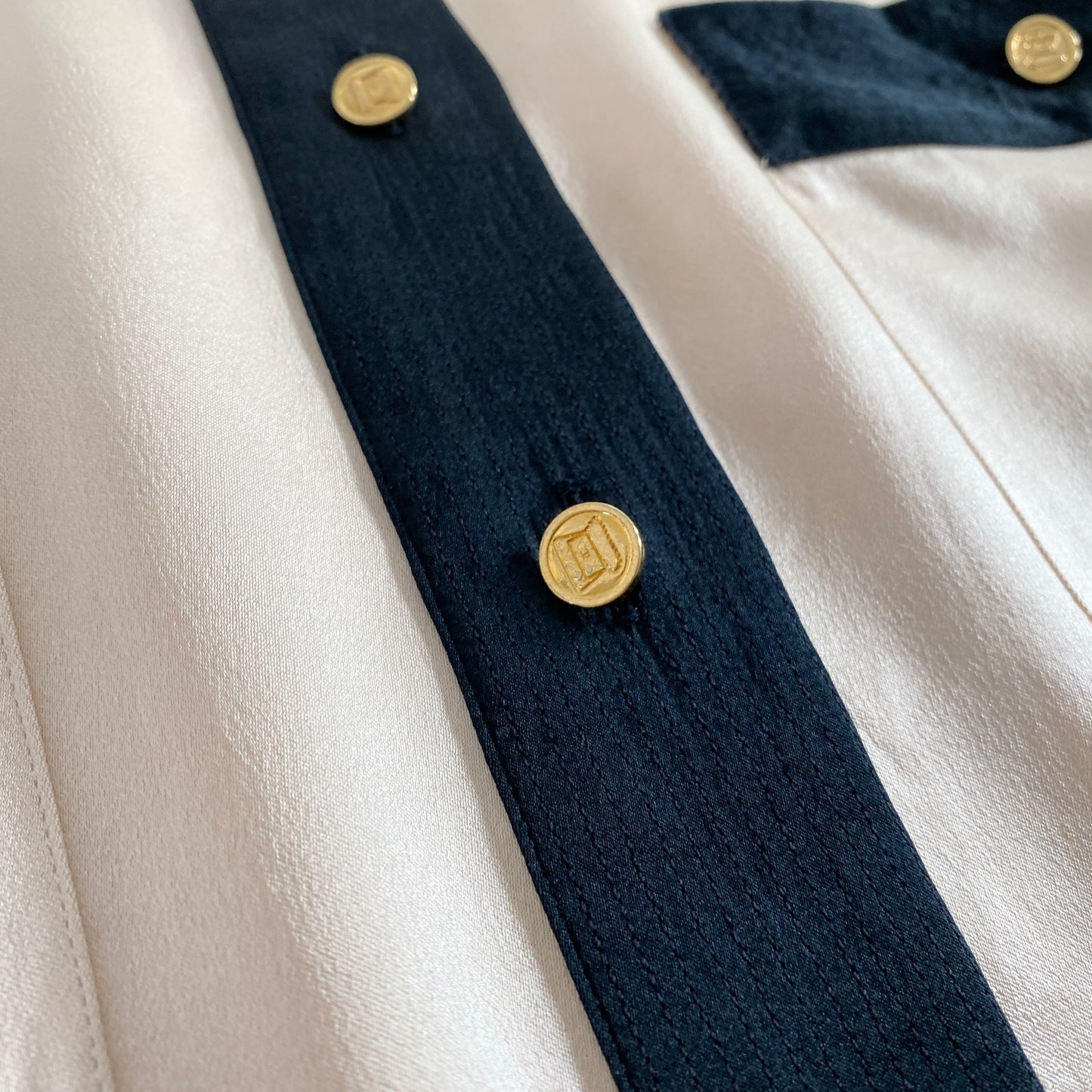 8k29 CHANEL シャネル ブラウスシャツ アイボリー 金ボタン バンドカラー ヴィンテージ Vintage サテン ハイブランド