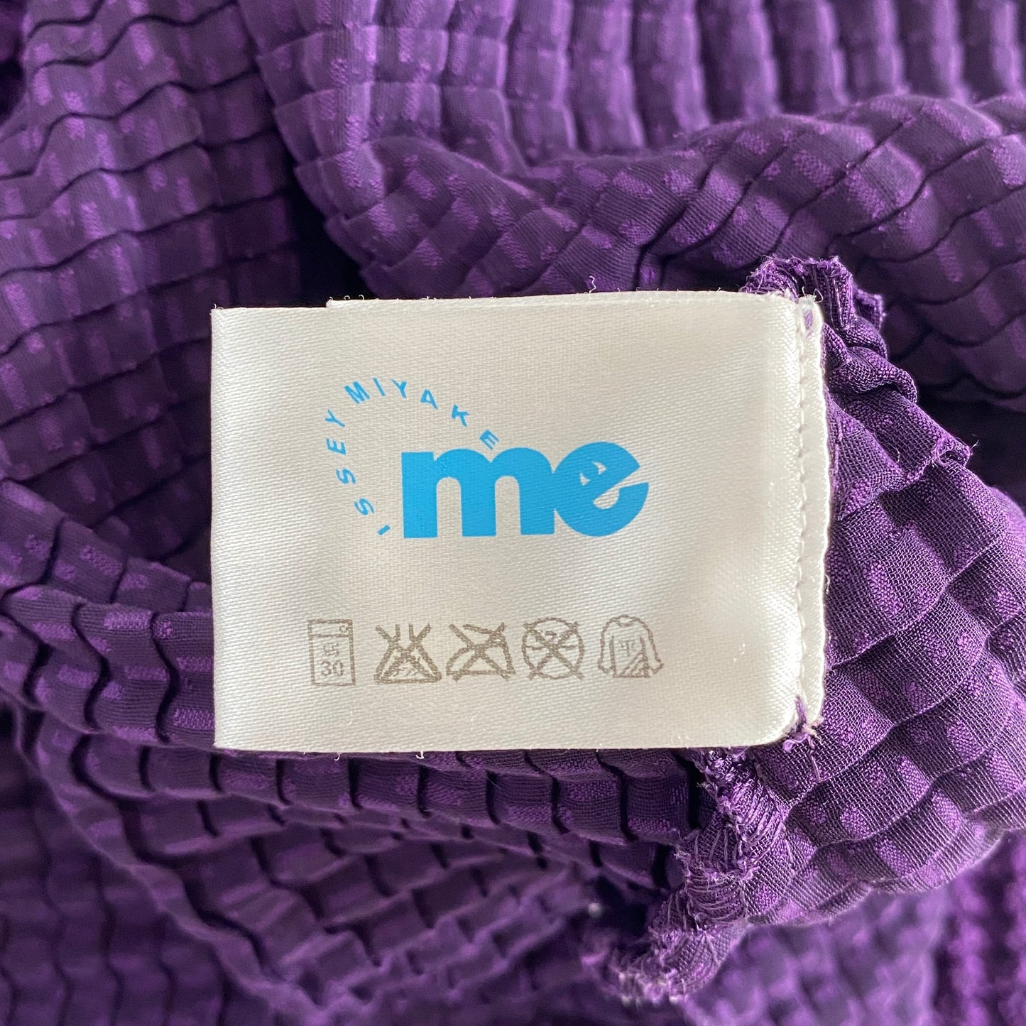 55k9 me ISSEY MIYAKE ミー イッセイミヤケ プリーツ刺繍ドルマントップ MI53FK451 F パープル ポリエステル カットソー 日本製