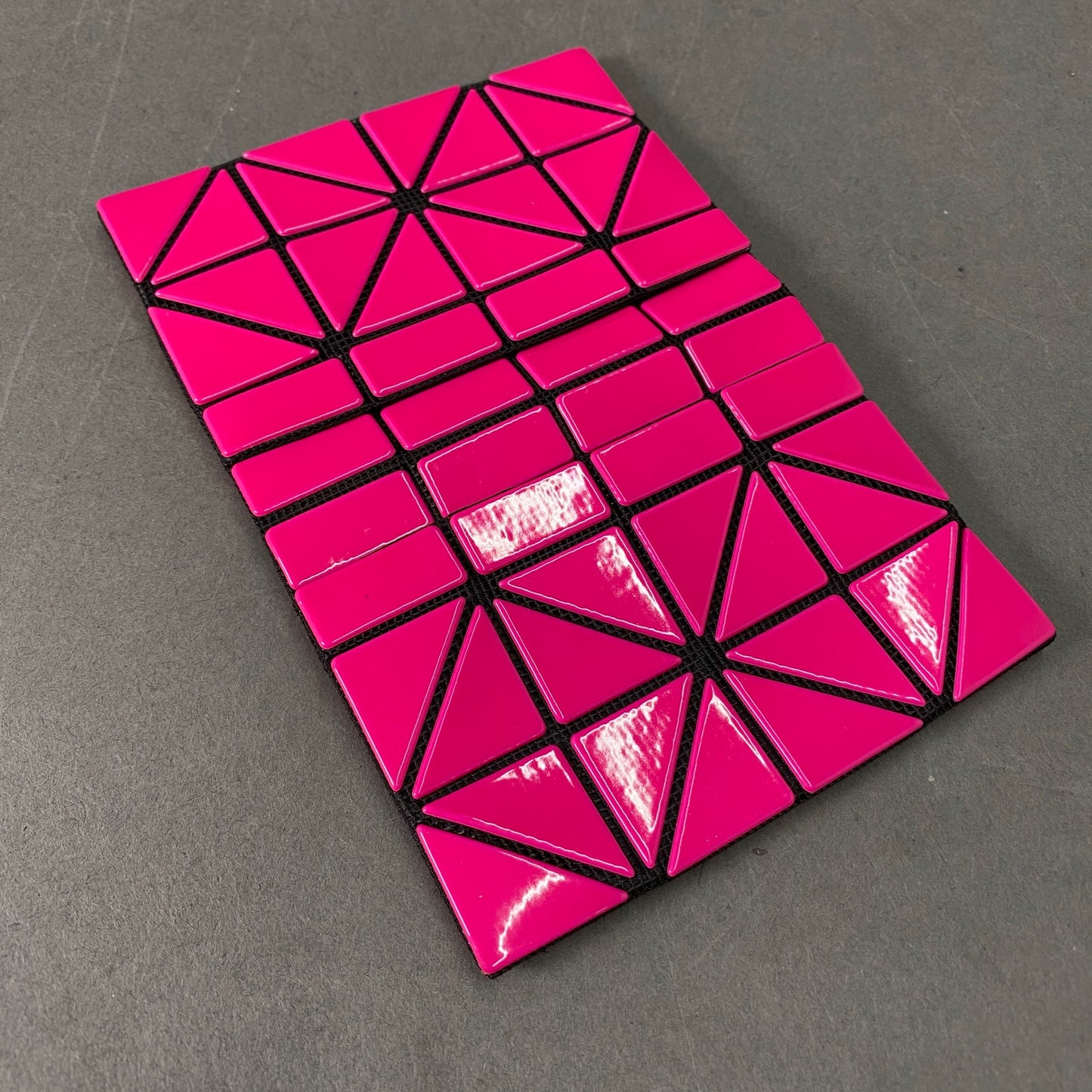 BAOBAO ISSEY MIYAKE バオバオ イッセイミヤケ 二つ折りカードケース レッド ピンク バイカラー レディース 三角形のピース 縦8㎝《16.3㎝》×横11㎝×奥行1㎝ 服飾雑貨 財布