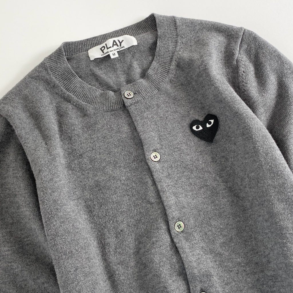 54c6 《美品》 PLAY COMME des GARCONS プレイ コムデギャルソン AD2019 ワンポイントワッペン クルーネックカーディガン M グレー ハート