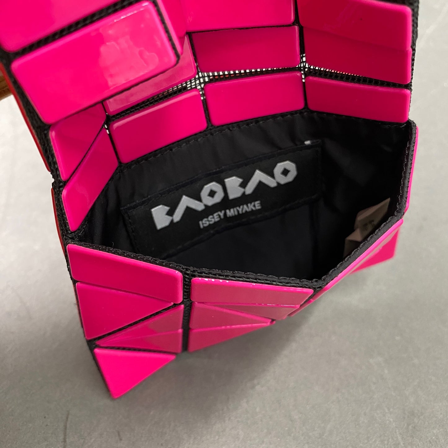 BAOBAO ISSEY MIYAKE バオバオ イッセイミヤケ 二つ折りカードケース レッド ピンク バイカラー レディース 三角形のピース 縦8㎝《16.3㎝》×横11㎝×奥行1㎝ 服飾雑貨 財布