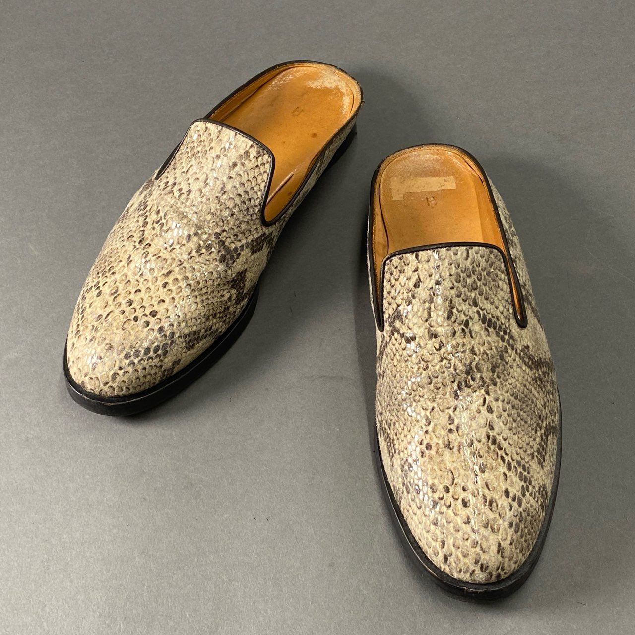 3c8 Hender Scheme エンダースキーマ peak パイソン柄 ミュール サンダル オペラシューズ グレージュ レザー メンズ