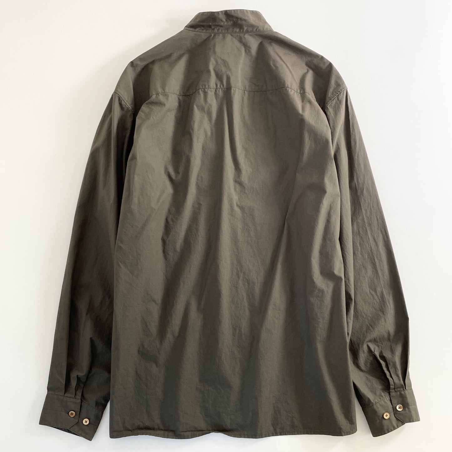 45a31 《美品》 ハンガリー製 LEMAIRE ルメール JINGHI SAS バンドカラーシャツ 長袖シャツ サイドスリットボタン 48 カーキ コットン100% メンズ