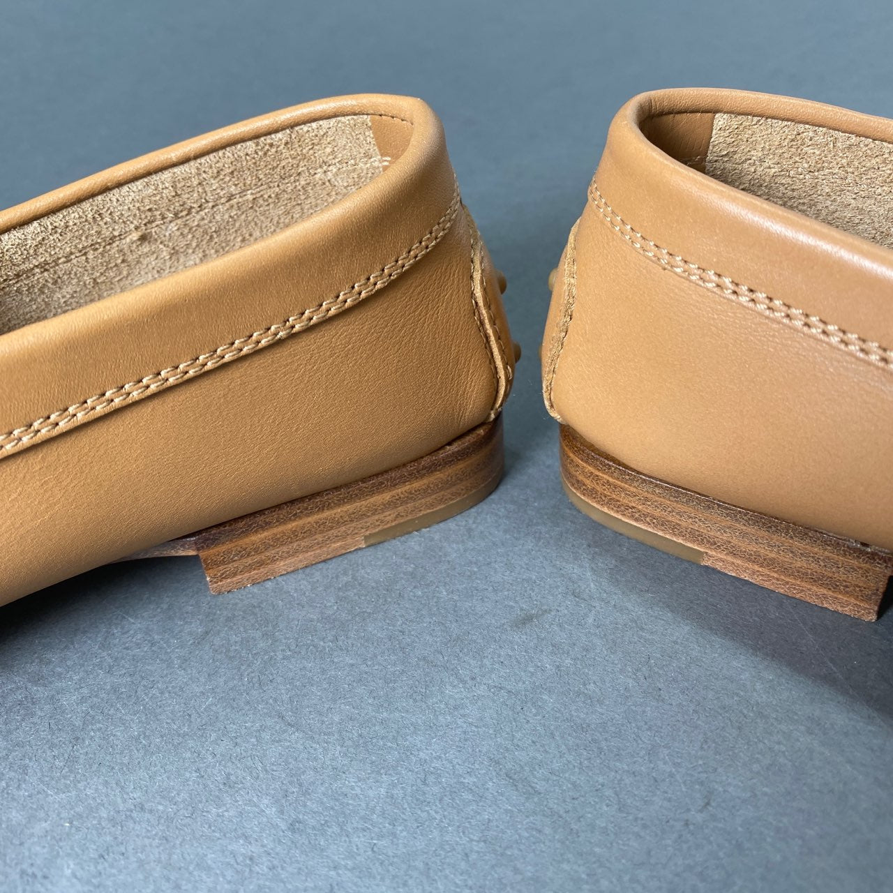 6a24 《美品》 TOD'S トッズ イタリア製 ドライビングシューズ スリッポン シューズ ローファー 5 1/2 ベージュ レザー MADE IN ITALY ロゴ刻印 靴