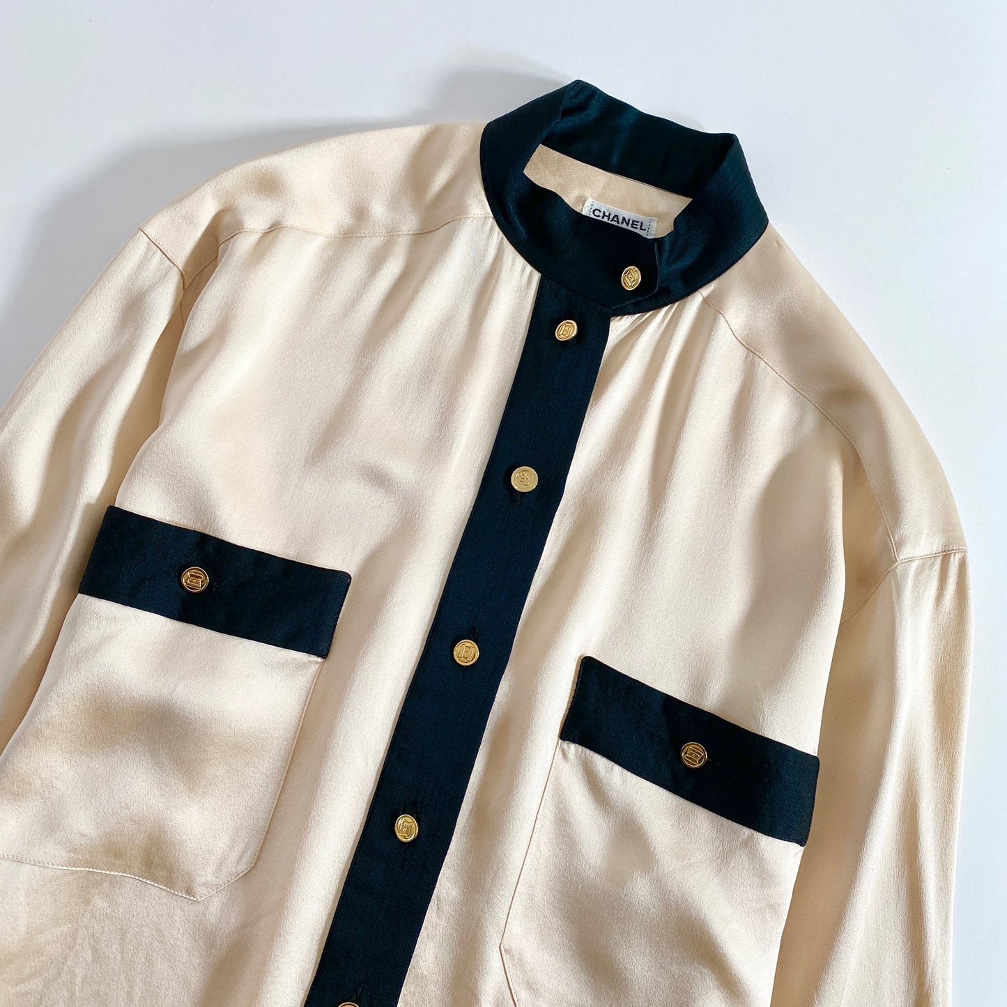8k29 CHANEL シャネル ブラウスシャツ アイボリー 金ボタン バンドカラー ヴィンテージ Vintage サテン ハイブランド