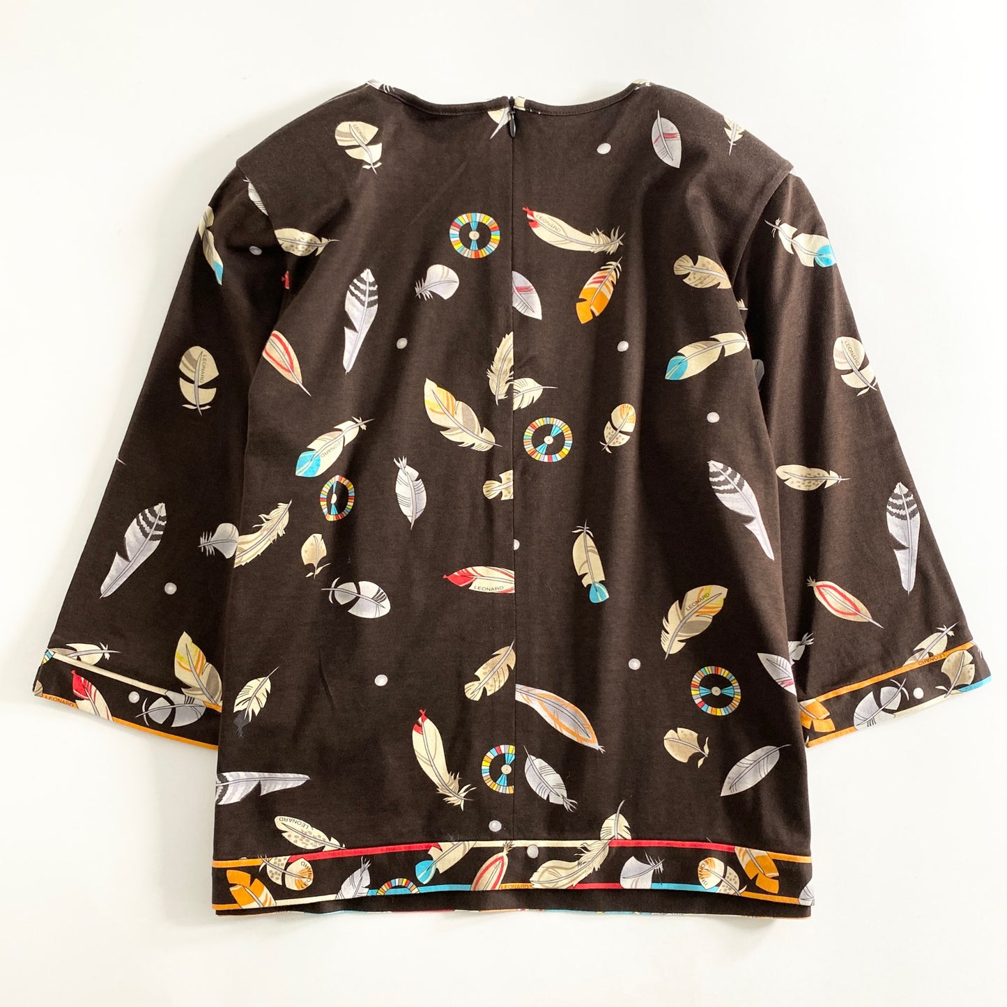 30a28 LEONARD SPORT レオナール スポーツ フェザープリント 7分袖カットソー 42 ブラウン Tシャツ 日本製 バックジップ