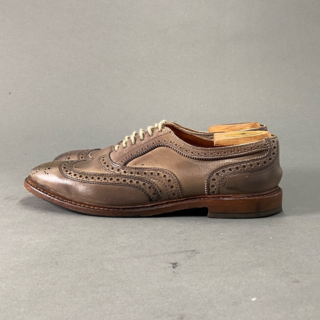 3L10 Allen Edmonds アレンエドモンズ Neumok 2.0 ニュモク ウイングチップ ドレスシューズ 9 1/2(28~28.5cm相当) グレージュ レザー