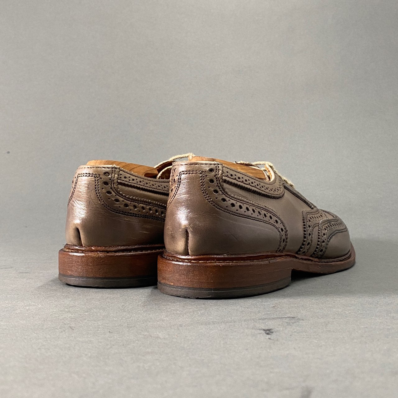 3L10 Allen Edmonds アレンエドモンズ Neumok 2.0 ニュモク ウイングチップ ドレスシューズ 9 1/2(28~28.5cm相当) グレージュ レザー