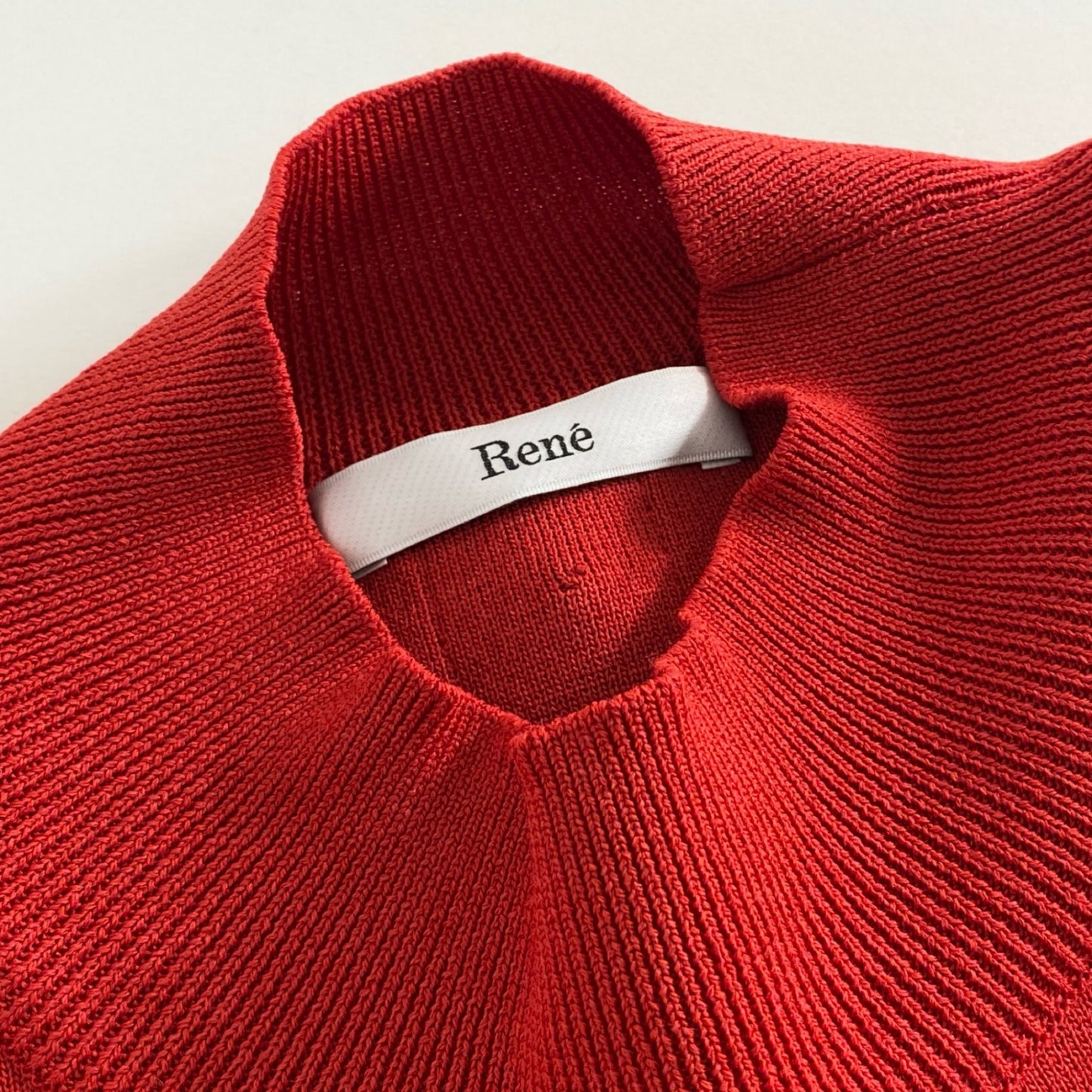 35c14 Rene ルネ 6122040 日本製 ハイネック ノースリーブ ニット セーター 刺繍 パール ベスト 34 レッド MADE IN JAPAN 秋