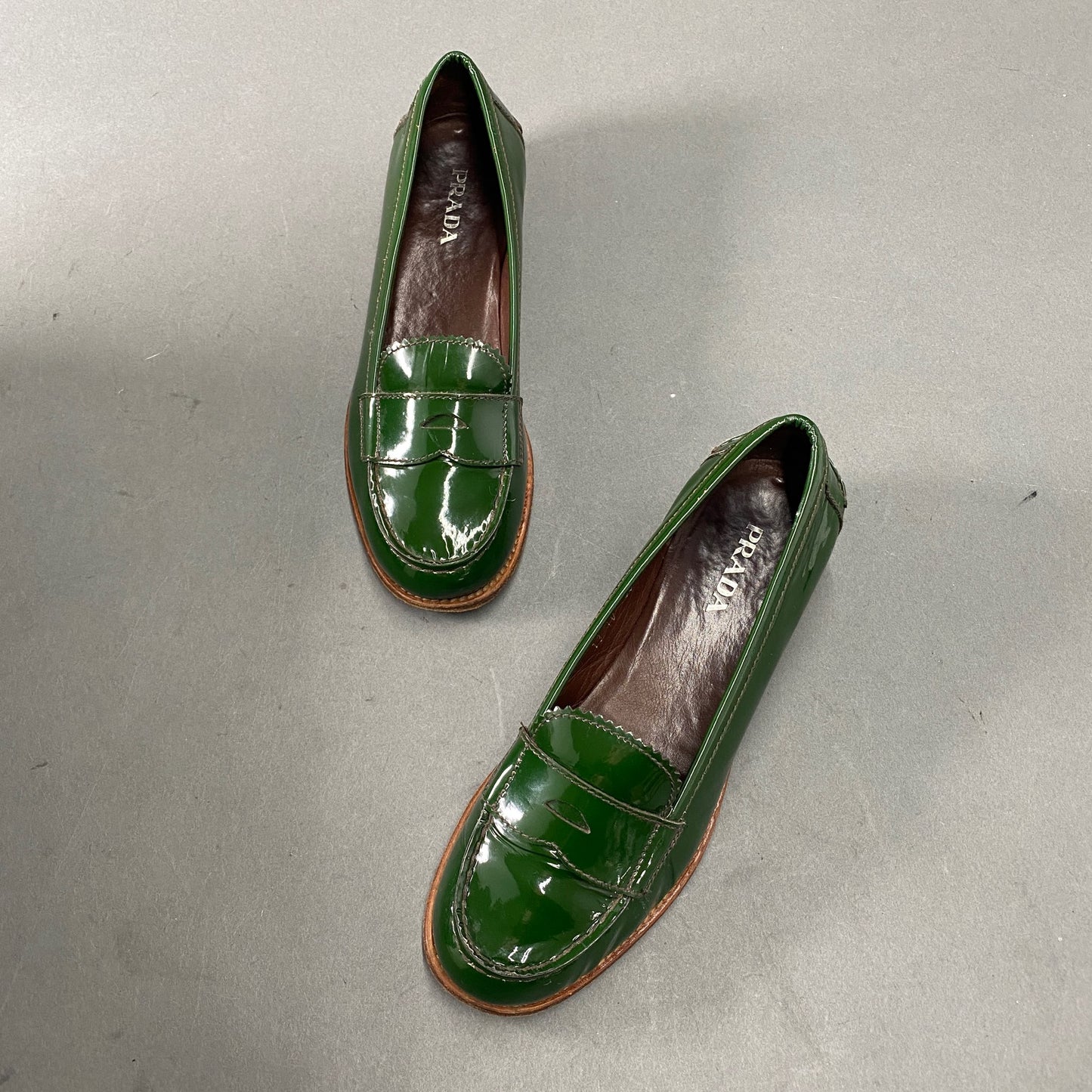 4a18 イタリア製 PRADA プラダ ローファー 37.5 グリーン レザー エナメル パンプス ヒール