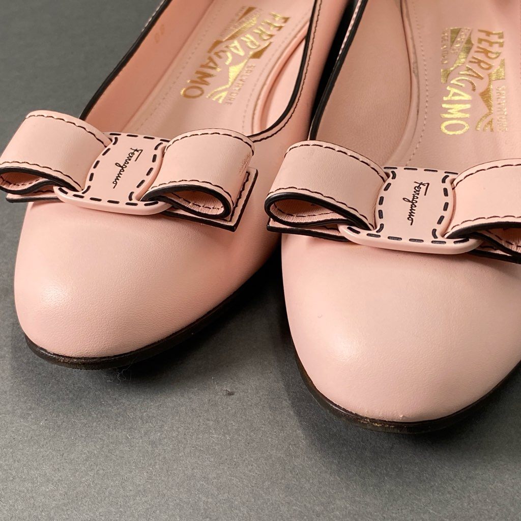 6b29 《美品》 Salvatore Ferragamo サルヴァトーレ フェラガモ VARA STITCH ヴァラ ステッチ リボンパンプス 6 1/2 ライトピンク レザー イタリア製 シューズ