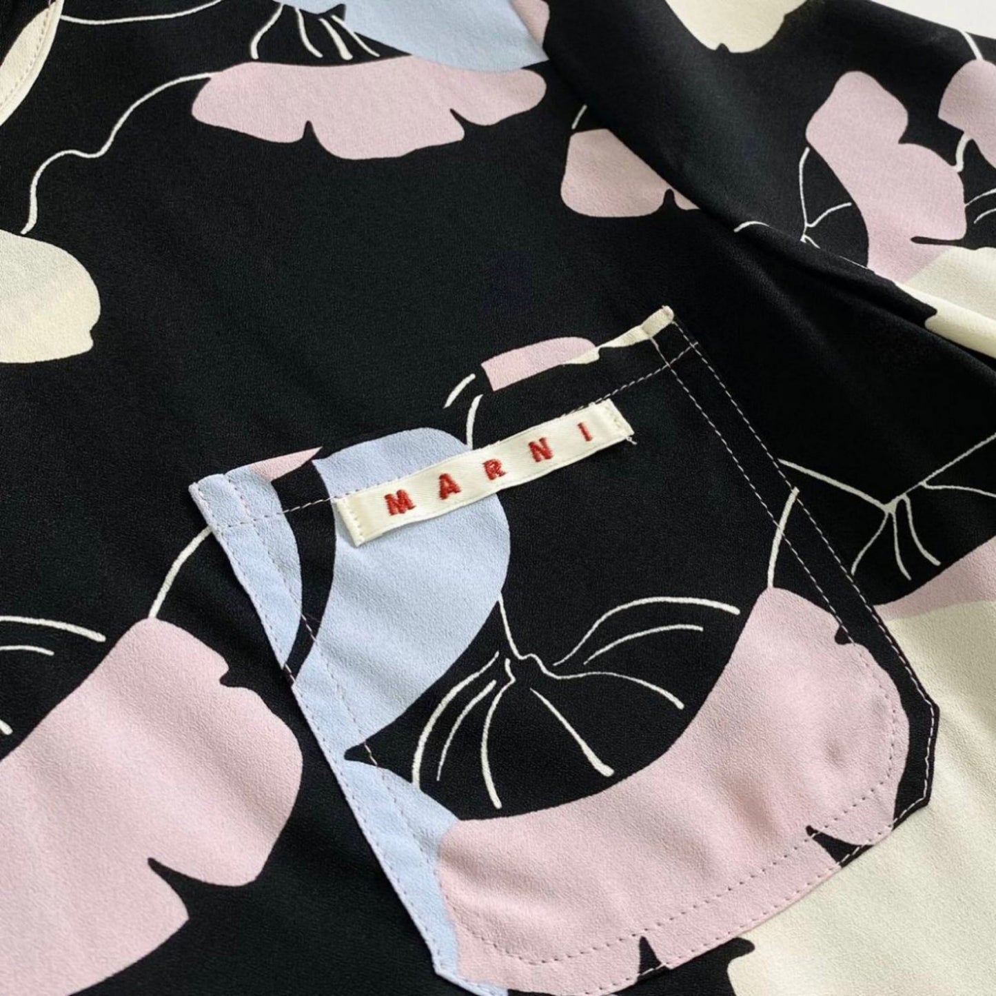 55i5 《美品》 MARNI マルニ 半袖カットソー Tシャツ ブラウス トップス 花柄 ロゴ胸元ポケット サイズ40 マルチカラー レーヨン100% レディース