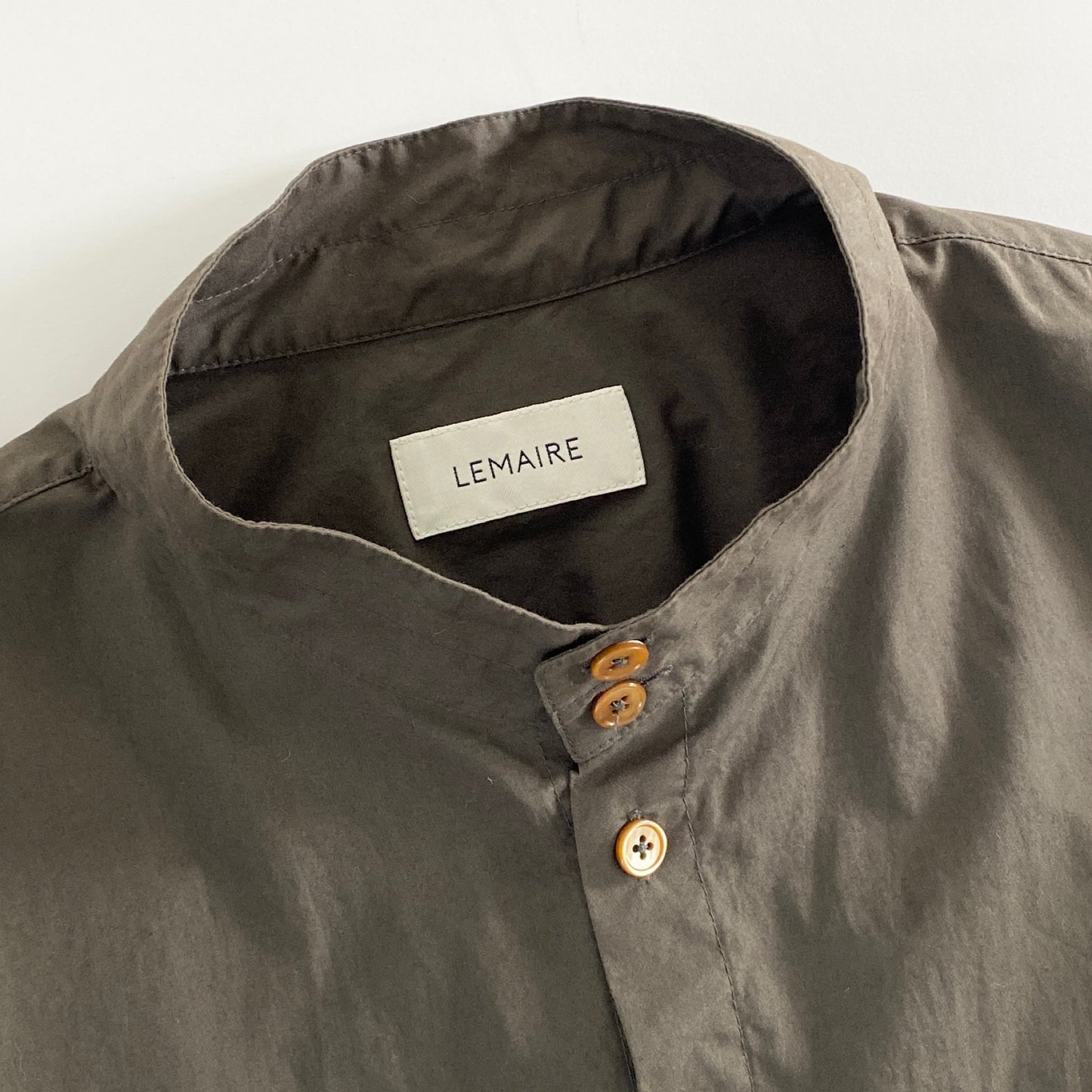 45a31 《美品》 ハンガリー製 LEMAIRE ルメール JINGHI SAS バンドカラーシャツ 長袖シャツ サイドスリットボタン 48 カーキ コットン100% メンズ
