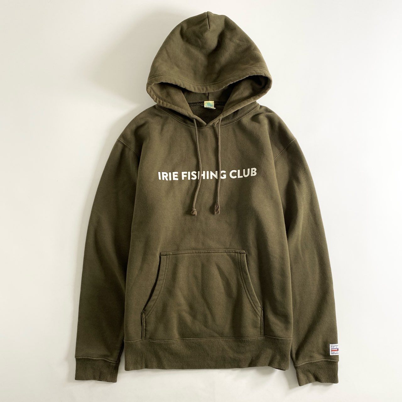 5b26 日本製 IRIE FISHING CLUB アイリーフィッシングクラブ プルオーバーパーカー フィッシングモチーフ イカ L カーキ 裏起毛 ロゴ プリント トップス