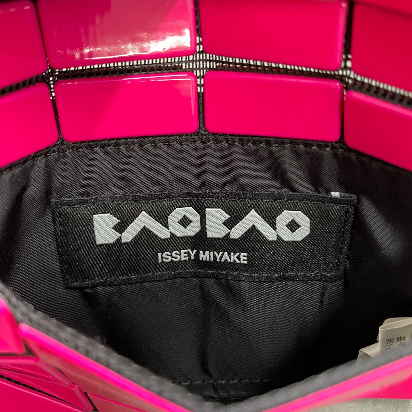 BAOBAO ISSEY MIYAKE バオバオ イッセイミヤケ 二つ折りカードケース レッド ピンク バイカラー レディース 三角形のピース 縦8㎝《16.3㎝》×横11㎝×奥行1㎝ 服飾雑貨 財布