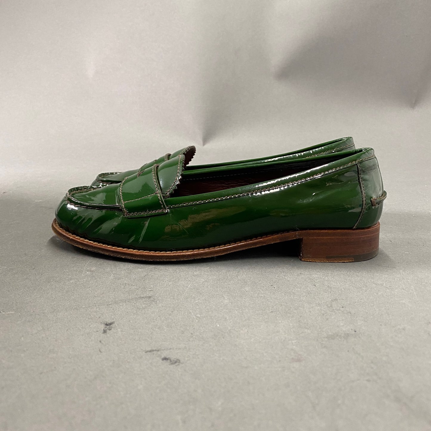4a18 イタリア製 PRADA プラダ ローファー 37.5 グリーン レザー エナメル パンプス ヒール