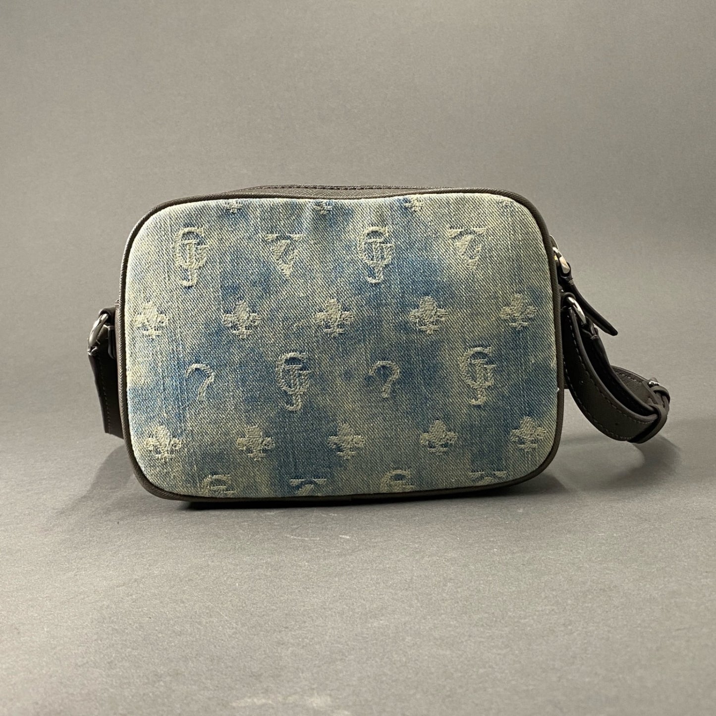 Hc1 《美品》 GUESS ゲス ショルダーバッグ ミニバッグ ポーチ デニム ブランドロゴ ブルー グレー レディース