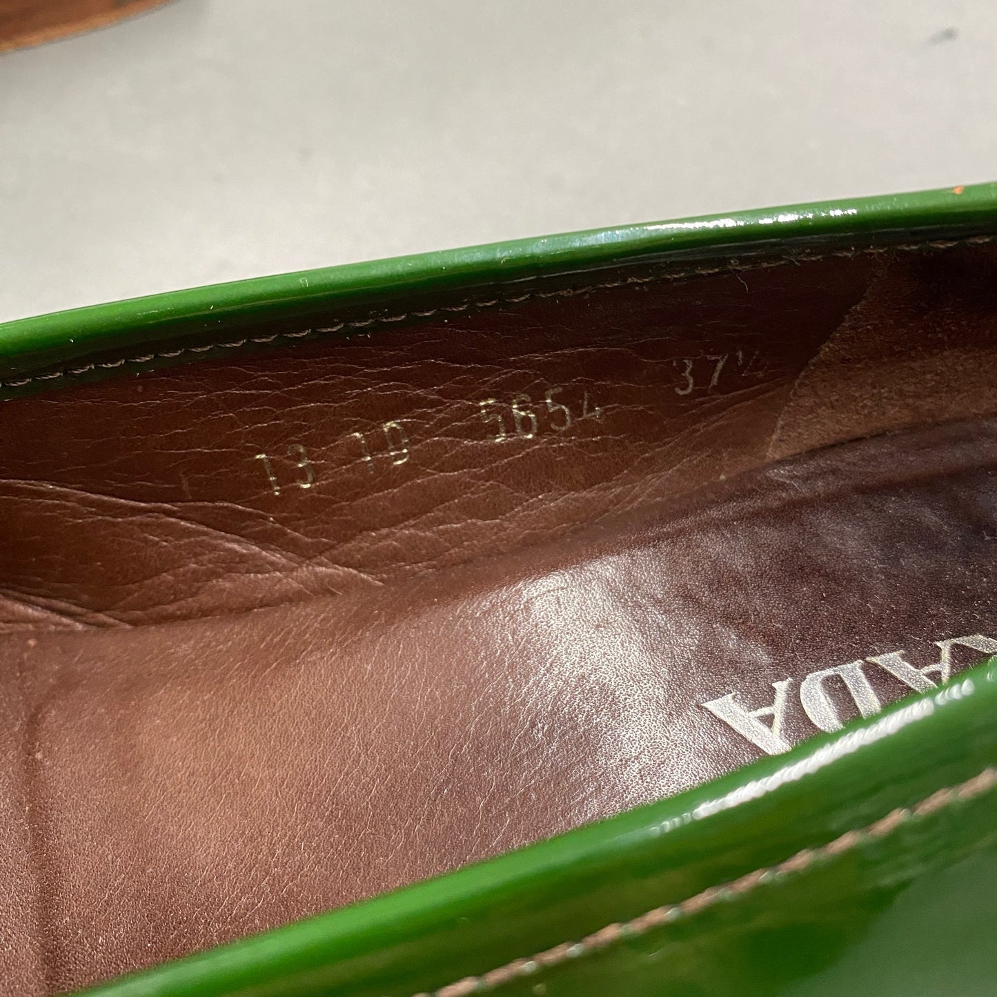 4a18 イタリア製 PRADA プラダ ローファー 37.5 グリーン レザー エナメル パンプス ヒール