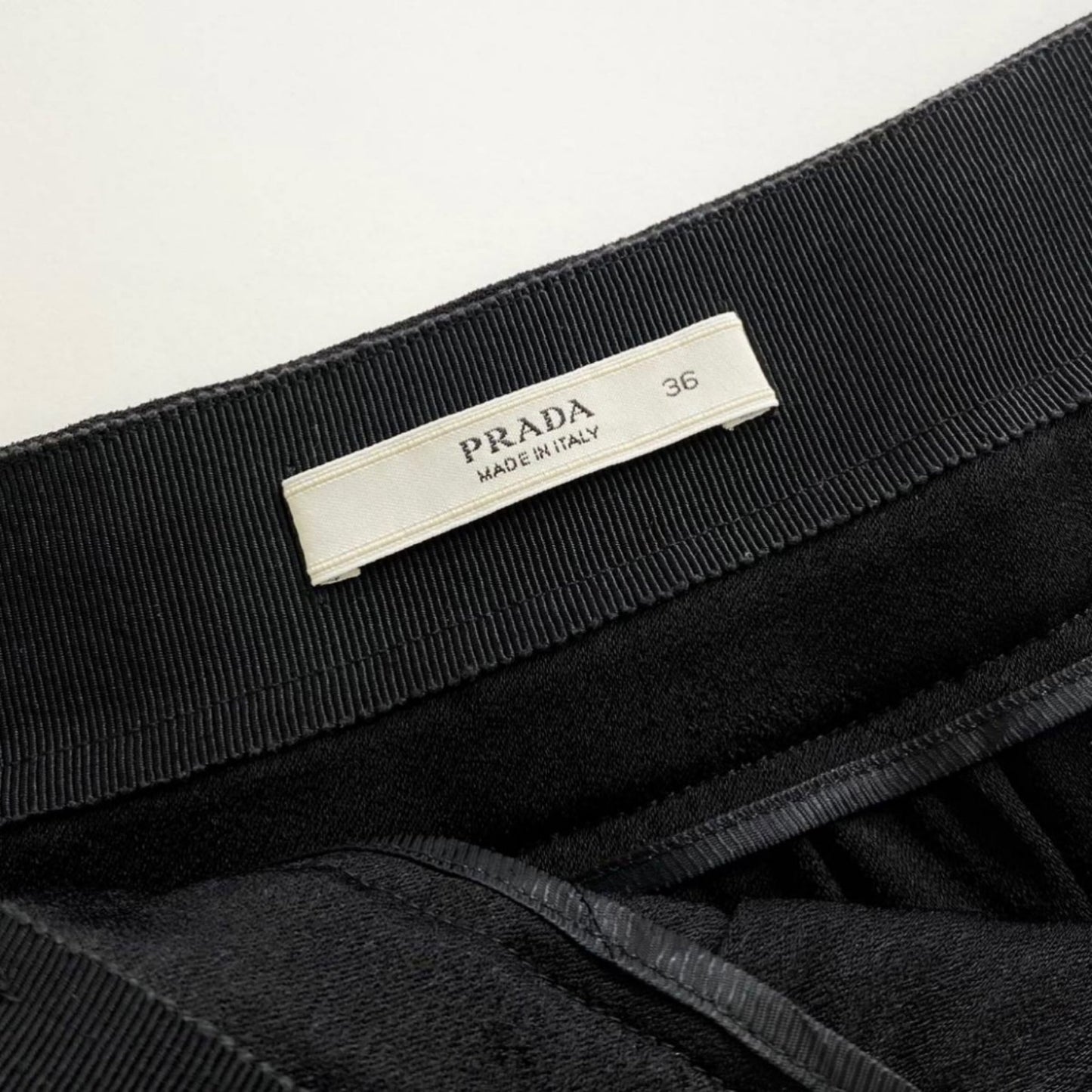 17e27 《美品》 イタリア製☆PRADA プラダ 膝丈スカート サイズ36 ブラック レディース プリーツ加工 黒 フォーマル ハイブランド