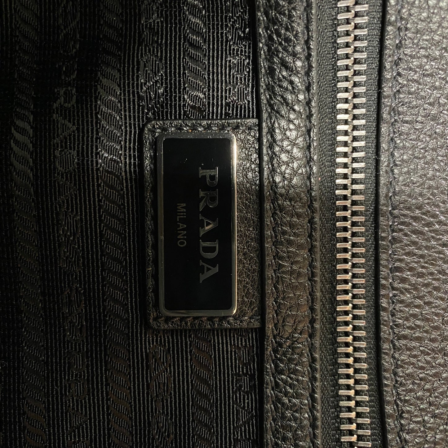 k4《 美品 》PRADA プラダ レザークラッチバッグ 三角プレート 本革 ブラック レザー セカンドバッグ ポーチ 中ポケット×2 カードポケット×6