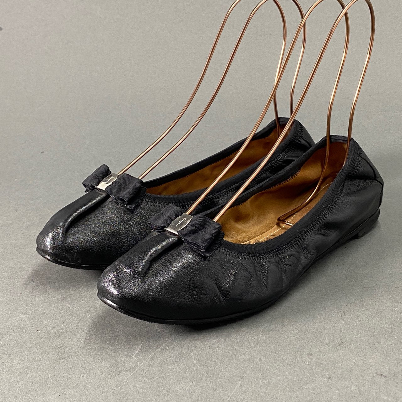 2L26 《美品》 Salvatore Ferragamo サルヴァトーレ フェラガモ MY JOY ヴァラリボン バレエシューズ 7 1/2 ブラック レザー フラットシューズ イタリア製