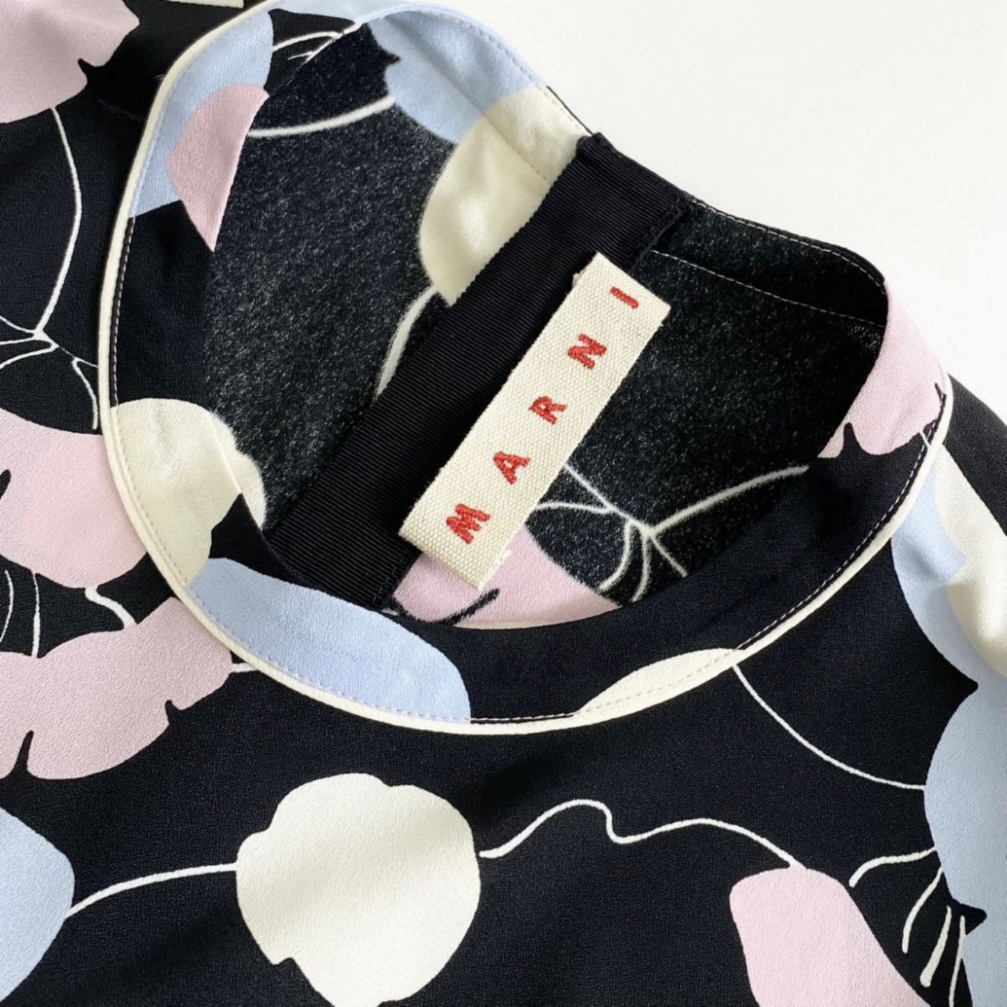55i5 《美品》 MARNI マルニ 半袖カットソー Tシャツ ブラウス トップス 花柄 ロゴ胸元ポケット サイズ40 マルチカラー レーヨン100% レディース