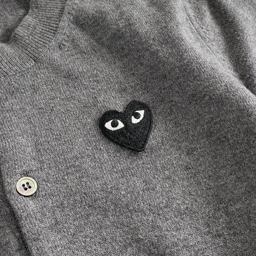54c6 《美品》 PLAY COMME des GARCONS プレイ コムデギャルソン AD2019 ワンポイントワッペン クルーネックカーディガン M グレー ハート