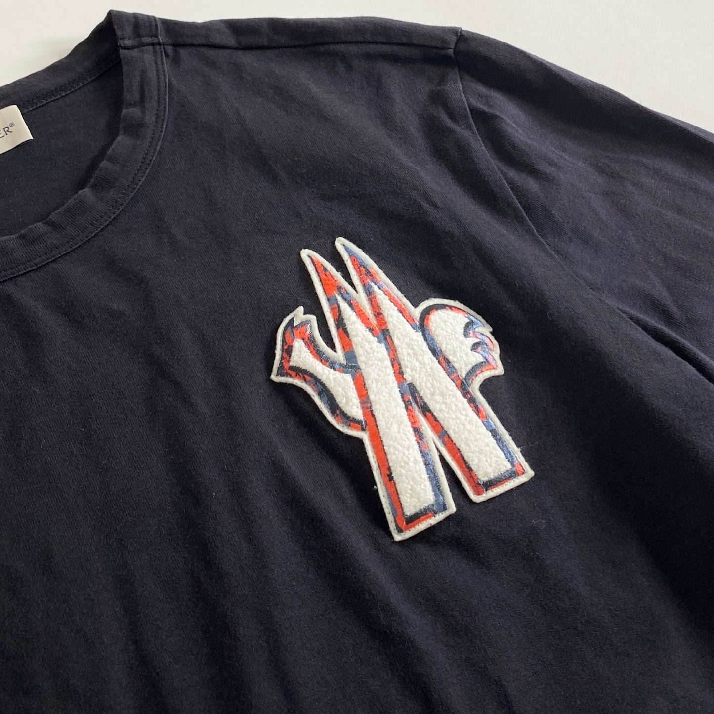 38a28 MONCLER モンクレール トルコ製 ロゴワッペン 長袖Tシャツ カットソー クルーネック ロングスリーブ プルオーバー F10918D70120 Lサイズ ブラック コットン