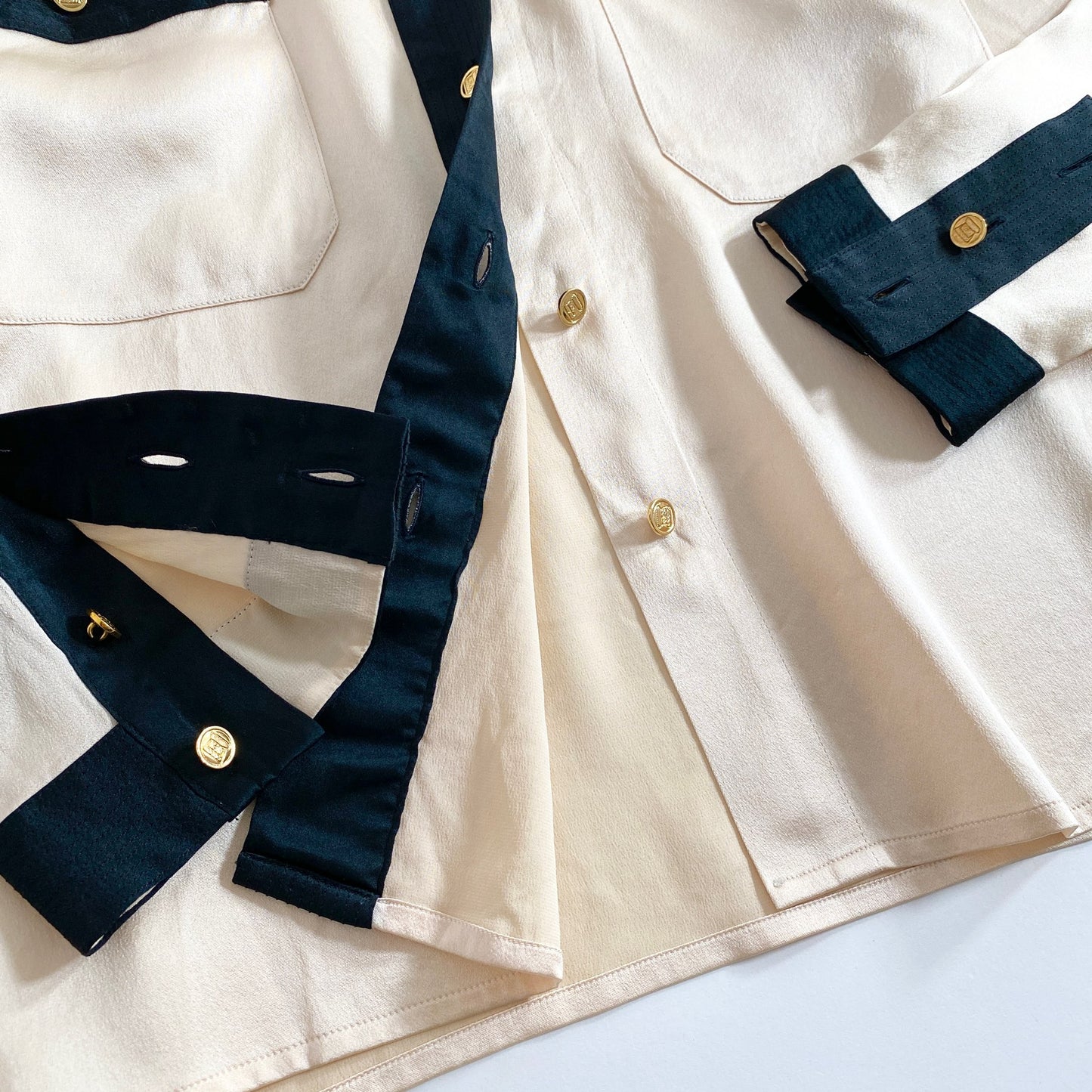 8k29 CHANEL シャネル ブラウスシャツ アイボリー 金ボタン バンドカラー ヴィンテージ Vintage サテン ハイブランド