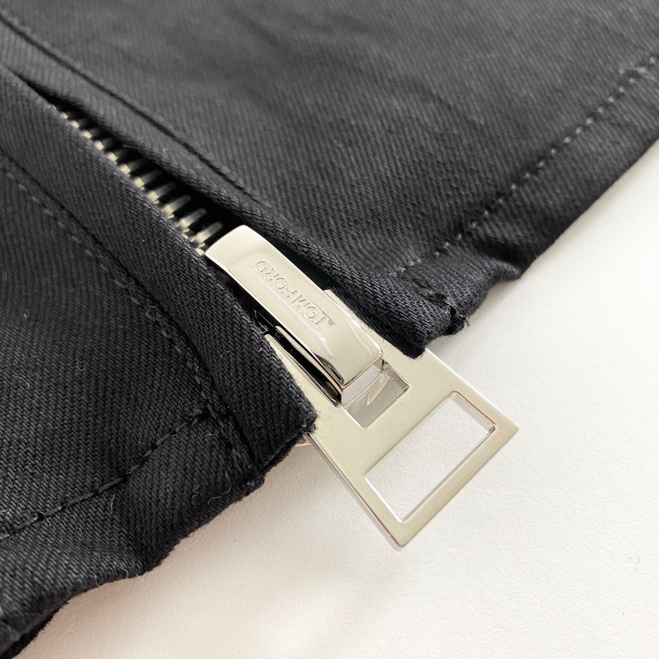 37A12 《美品》 TOM FORD トムフォード ダブルジップスカート 38 ブラック イタリア製 ボトムス バックジップ ハンガー付
