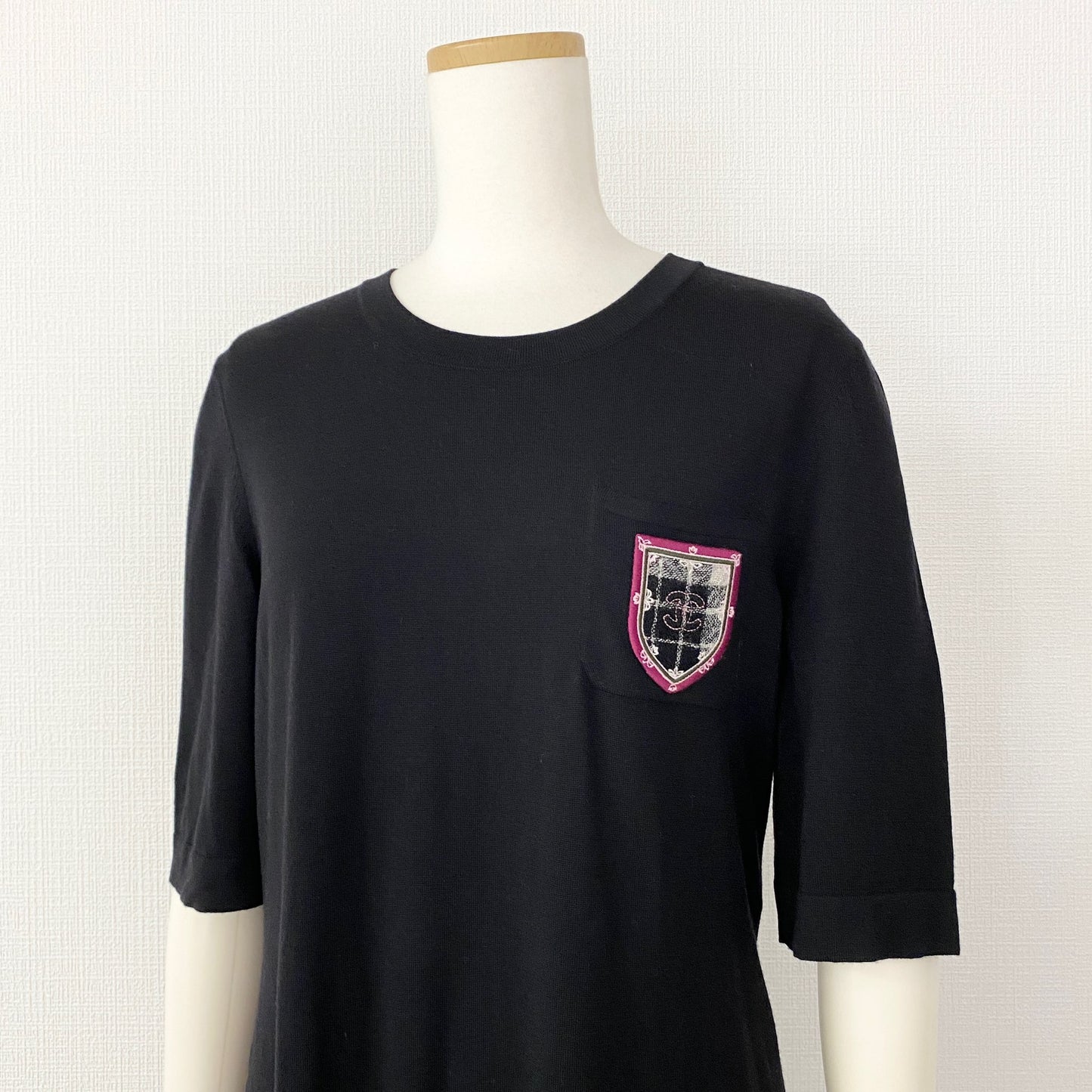 57k11《未使用》CHANEL シャネル フランス製 ラムウールニットワンピース P46568K05822 40 ブラック 羊毛100% 5分袖 半袖 ココマーク ワッペン タグ付き