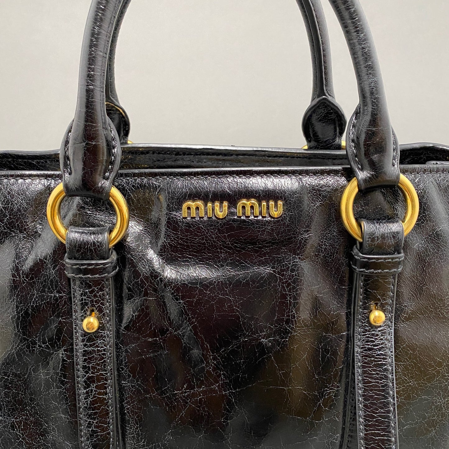 A1k14 miu miu ミュウミュウ 2WAY クラックレザー ショルダーバッグ ブラック ハンドバッグ ゴールドリング