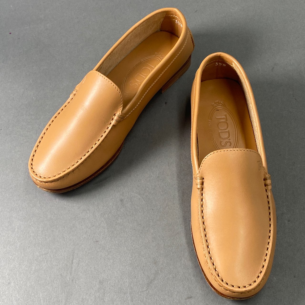 6a24 《美品》 TOD'S トッズ イタリア製 ドライビングシューズ スリッポン シューズ ローファー 5 1/2 ベージュ レザー MADE IN ITALY ロゴ刻印 靴