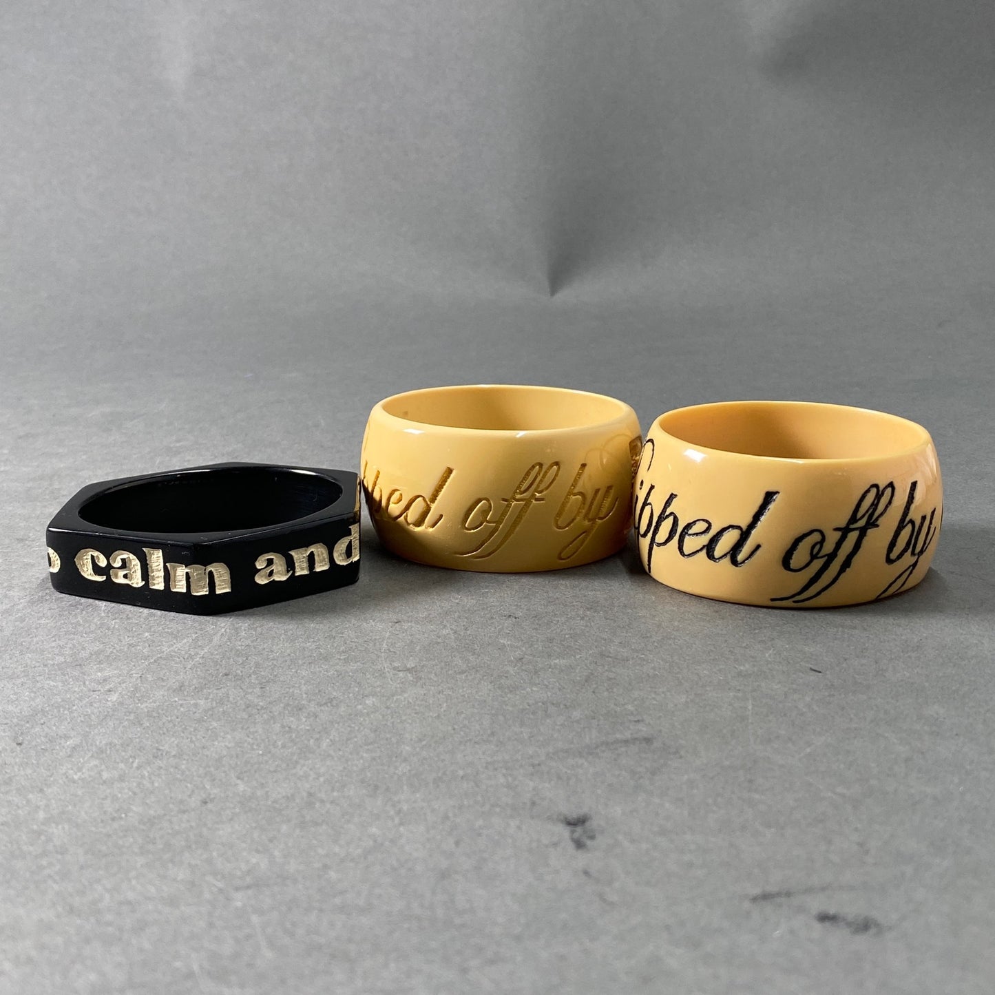 A25 《3点セット》 Jessica Kagan Cushman ジェシカ ケーガン クッシュマン JKC バングル ブレスレット アクセサリー ベージュ2点 ブラック1点 3点まとめ